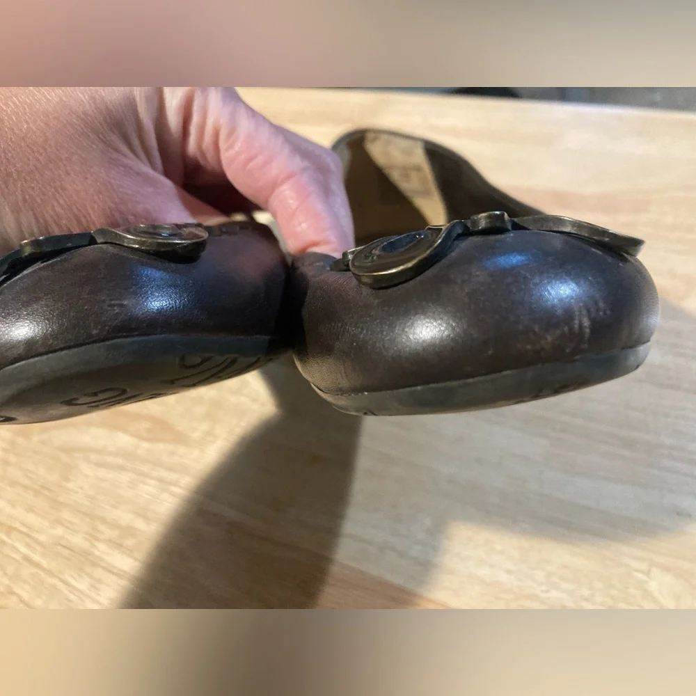 Simply Vera Wang flats in size 8 M. In great condition 🌺